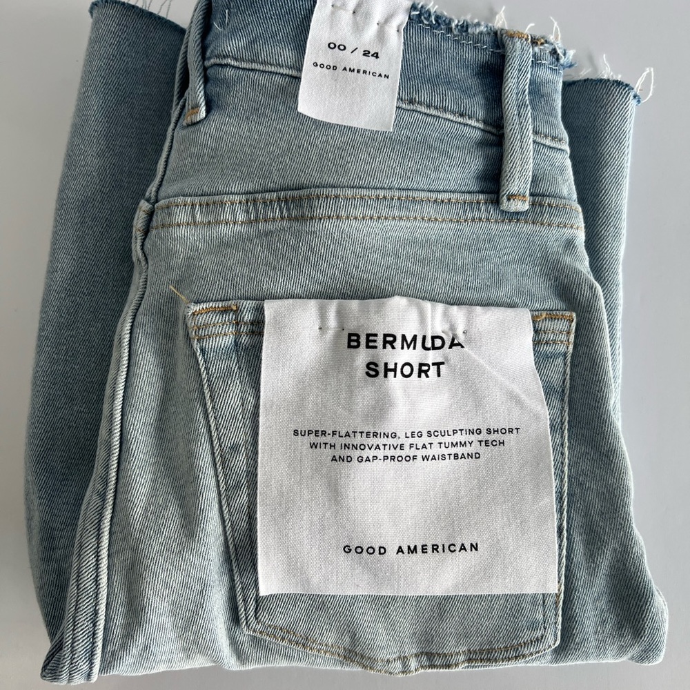 GOOD AMERICAN Raw Hem Denim Bermuda Shorts In Blue689 Size 00/24